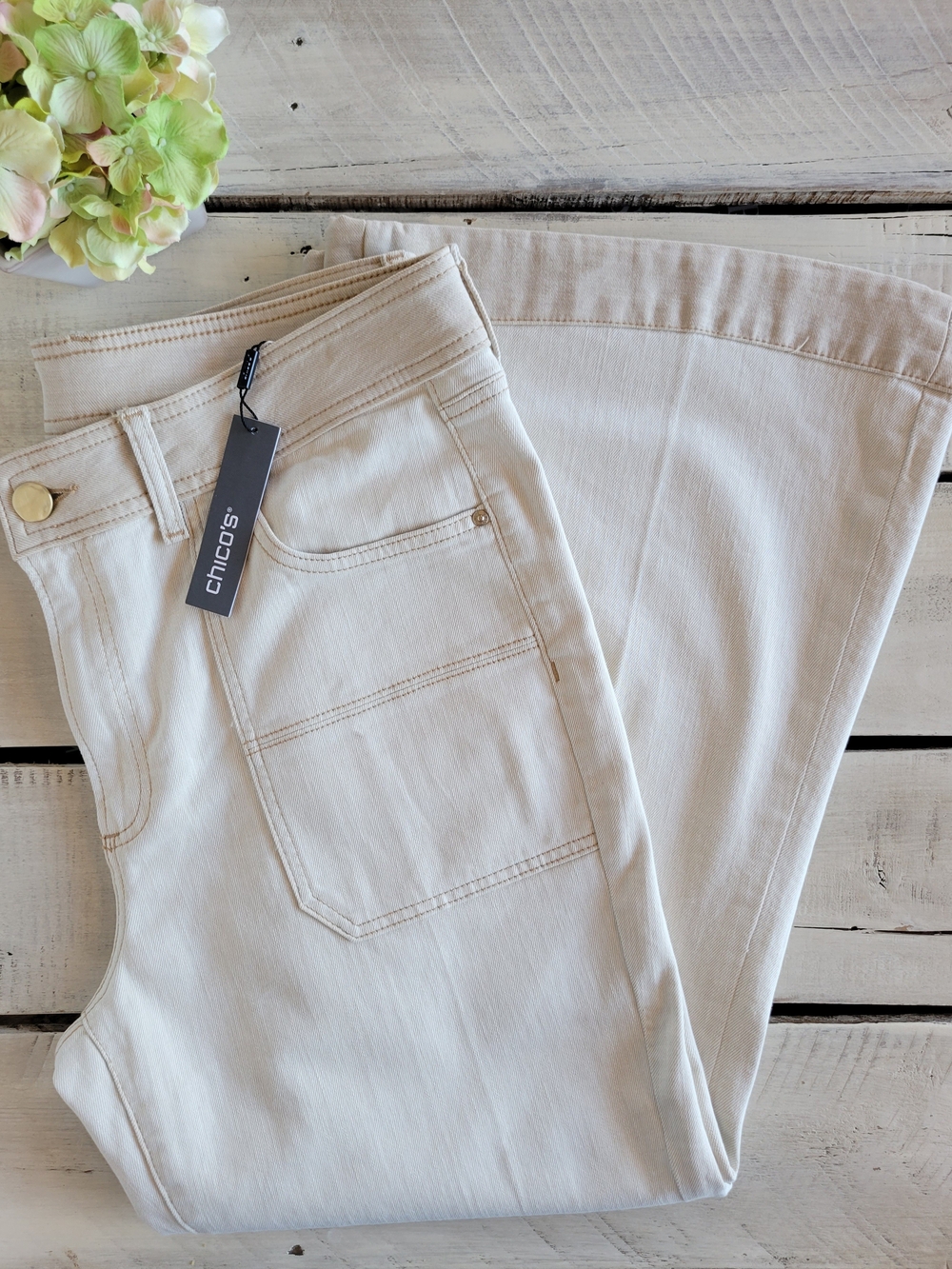 Chico's Women’s Colorblock Wide Leg Jeans. Size 3 Petite. Cream Color.
